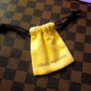 Louis Vuitton key pouch or jewelry dust bag adorable 🥰 ready for a new home.🔥